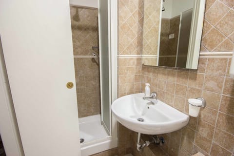 Double Room, 2 Twin Beds | Bathroom shower