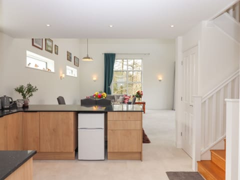 Dishwasher, electric kettle, toaster, cookware/dishes/utensils