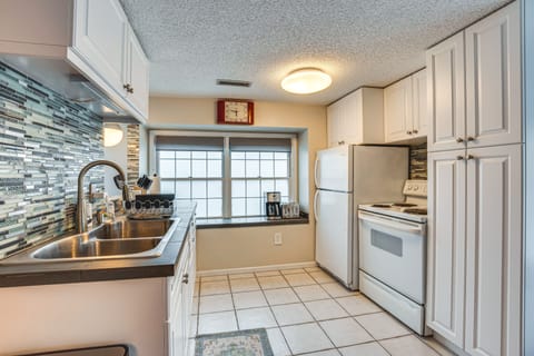 Apartment (2 Bedrooms) | Private kitchen | Oven, stovetop, paper towels