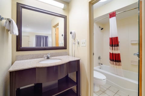 Combined shower/tub, free toiletries, hair dryer, towels