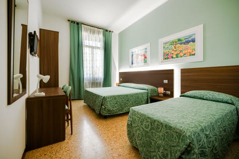 Triple Room | Hypo-allergenic bedding, desk, free WiFi