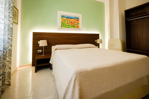 Classic Double Room | Hypo-allergenic bedding, desk, free WiFi