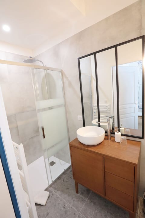 Comfort Double Room, 1 Queen Bed | Bathroom | Towels