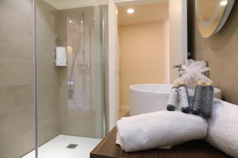 Junior Triple Room | Bathroom | Shower, rainfall showerhead, free toiletries, hair dryer