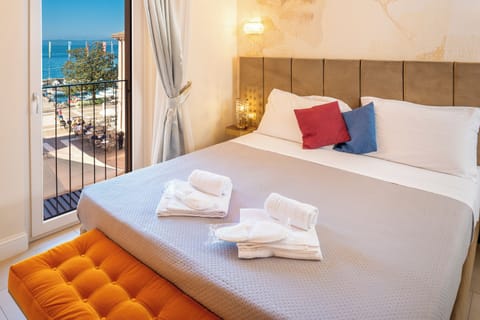 Junior Double Room | Hypo-allergenic bedding, minibar, in-room safe, individually furnished