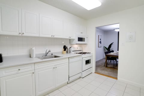 Business Apartment | Private kitchen | Fridge, microwave, oven, dishwasher