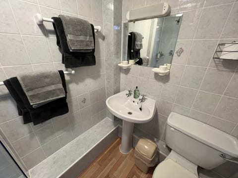 Standard Double Room, Golf View | Bathroom | Free toiletries, hair dryer, towels, shampoo