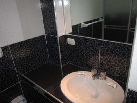 Standard Single Room | Bathroom | Shower, free toiletries, hair dryer, towels