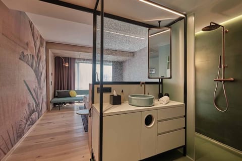 Comfort Room | Bathroom | Shower, rainfall showerhead, free toiletries, hair dryer