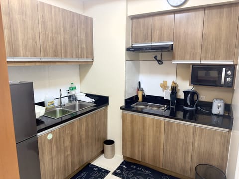 Premium Apartment | Private kitchen | Full-size fridge, microwave, oven, stovetop