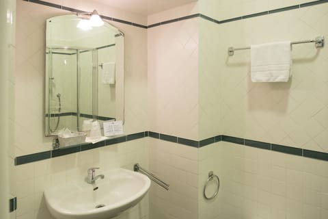 Shower, free toiletries, hair dryer, bidet