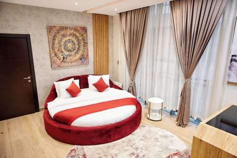 Signature Room | In-room safe, soundproofing, free WiFi