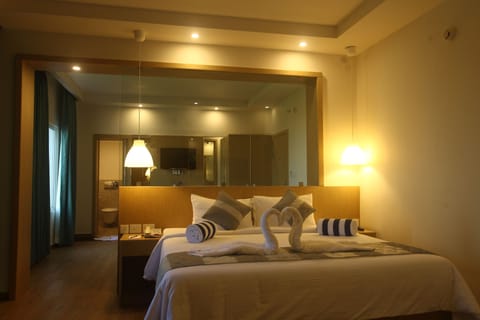 Executive Suite with One Bed Room | Premium bedding, minibar, in-room safe, desk