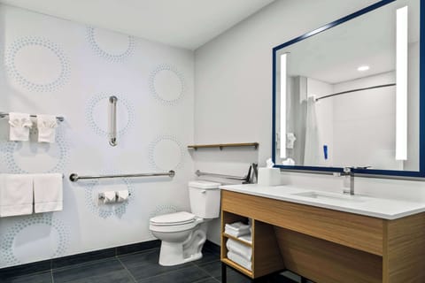 Room, 2 Queen Beds, Accessible, Bathtub | Bathroom