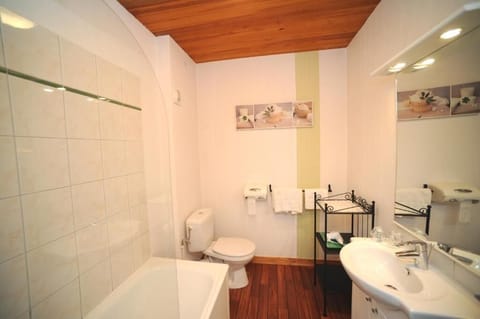 Comfort Double Room | Bathroom | Bathtub, hair dryer, towels