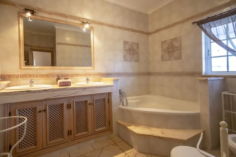 Classic Room | Bathroom