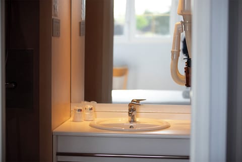 Classic Double Room | Bathroom | Bathtub, towels