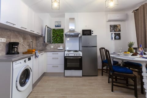 Oven, coffee/tea maker, electric kettle, toaster