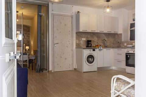 Oven, coffee/tea maker, electric kettle, toaster