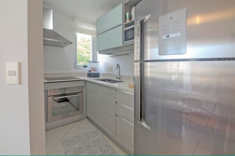 Family Apartment | Private kitchen | Fridge, microwave, oven, electric kettle