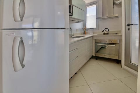 Family Apartment | Private kitchen | Fridge, microwave, oven, electric kettle