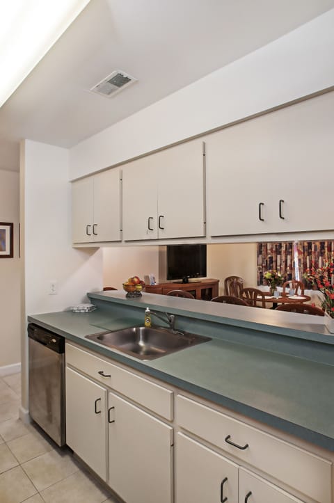 Deluxe Suite (Townhouse Apartment) | Private kitchenette | Fridge, microwave, coffee/tea maker