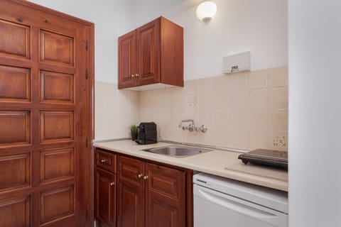 Deluxe Room | Private kitchenette | Fridge, stovetop, espresso maker, coffee/tea maker