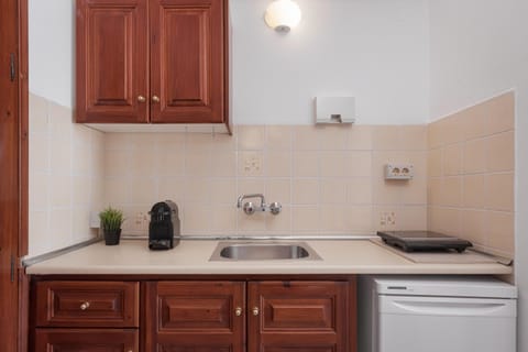 Deluxe Room | Private kitchenette | Fridge, stovetop, espresso maker, coffee/tea maker
