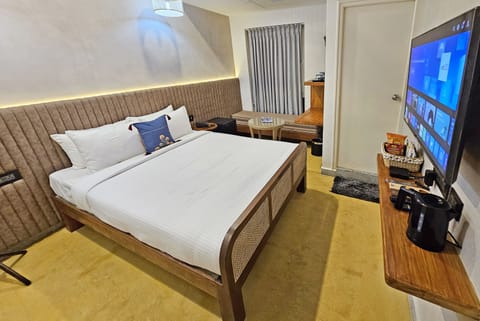 Deluxe Room | Individually furnished, desk, soundproofing, iron/ironing board