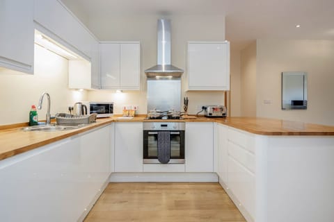 Standard Apartment, 2 Bedrooms | Private kitchen | Fridge, microwave, oven, stovetop