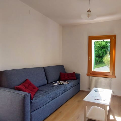 Traditional Apartment, 2 Bedrooms, Kitchen, Hill View | Living area