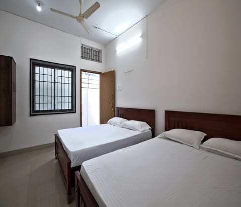 Quadruple Room | Egyptian cotton sheets, premium bedding, desk, free WiFi