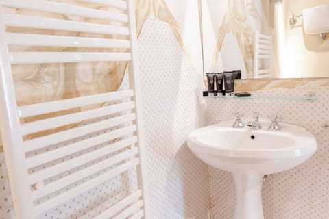 Junior Suite | Bathroom | Shower, hair dryer, slippers, towels