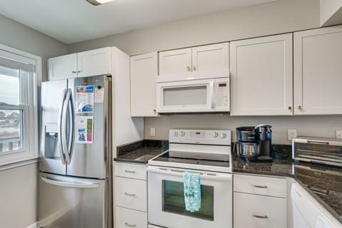 Apartment (2 Bedrooms) | Private kitchen | Microwave, oven, stovetop, dishwasher