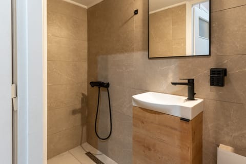 Luxury Studio | Bathroom