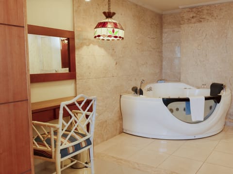 Deluxe Suite | Bathroom | Shower, free toiletries, hair dryer, towels