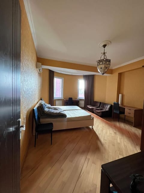 Executive Apartment | Iron/ironing board, free WiFi