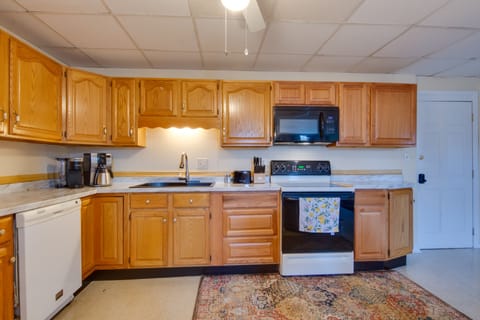 Apartment (2 Bedrooms) | Private kitchen | Microwave, oven, stovetop, blender