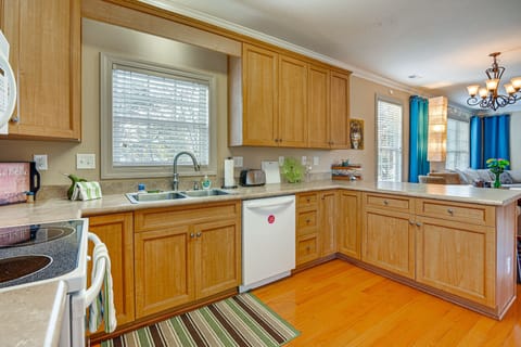 House (3 Bedrooms) | Private kitchen | Microwave, oven, stovetop, dishwasher