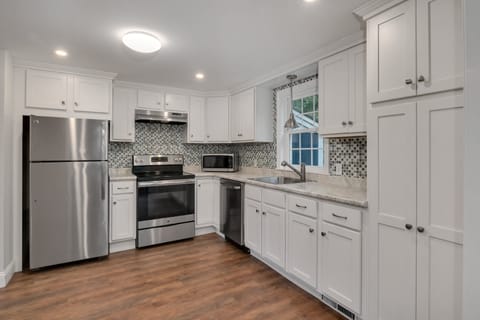 Family House | Private kitchen | Full-size fridge, microwave, oven, stovetop