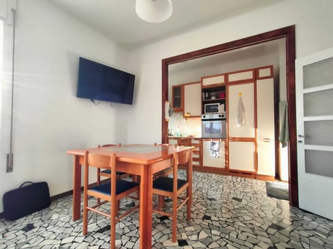 Full-size fridge, microwave, oven, stovetop