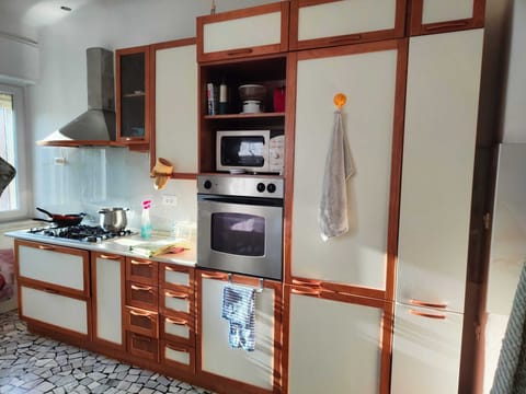 Full-size fridge, microwave, oven, stovetop