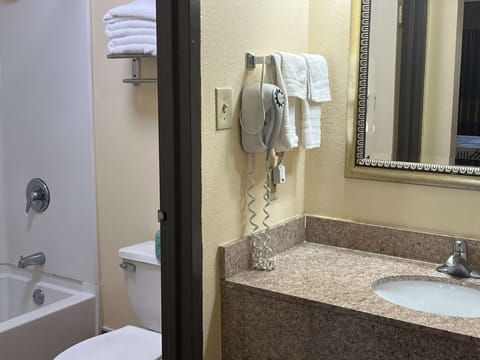 Combined shower/tub, free toiletries, hair dryer, towels