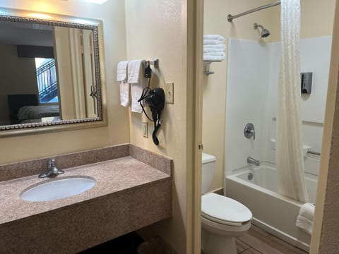 Combined shower/tub, free toiletries, hair dryer, towels