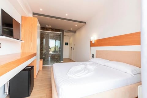 Deluxe Double Room, Sea View | Free minibar, desk, free WiFi, bed sheets