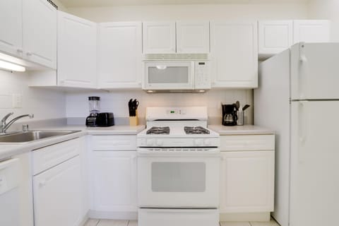 Business Apartment | Private kitchen | Fridge, microwave, oven, dishwasher