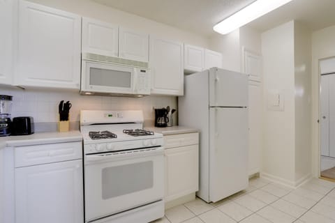 Business Apartment | Private kitchen | Fridge, microwave, oven, dishwasher