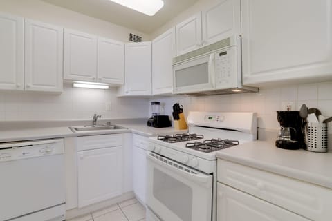 Business Apartment | Private kitchen | Fridge, microwave, oven, dishwasher