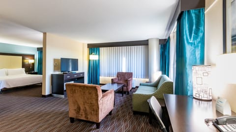 Suite, 1 King Bed, Roll-in Shower (Communications Accessible) | Premium bedding, pillowtop beds, desk, laptop workspace