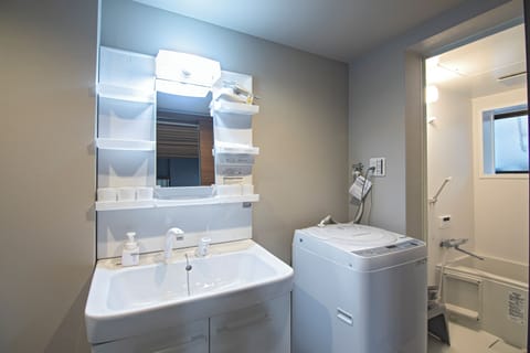 Classic Apartment | Bathroom | Combined shower/tub, rainfall showerhead, designer toiletries